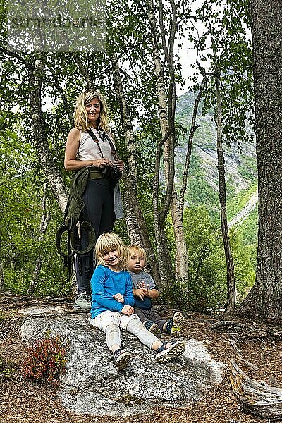 Mutter mit ihren zwei Kindern  Gudbrandsjuvet  Trollstigen Bergstraße  Norwegen  Europa