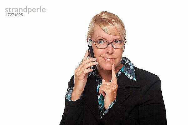 Intrigierte blonde Frau mit Telefon vor einem weißen Hintergrund