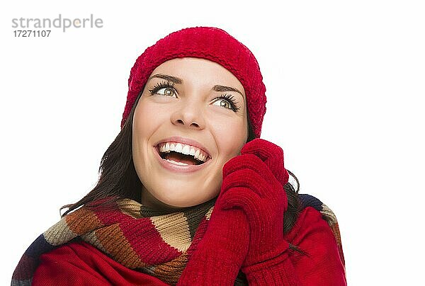 Glückliche gemischtrassige Frau mit Wintermütze und Handschuhen  die zur Seite schaut  vor weißem Hintergrund