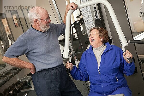 Älteres erwachsenes Paar trainiert im Fitnessstudio
