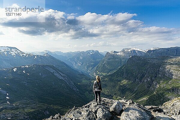 Frau stehend auf Dalsnibba Aussichtspunkt  Geirangerfjord  Sunmore  Norwegen  Europa