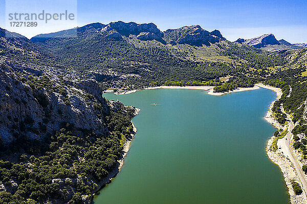 Spanien  Balearische Inseln  Blick aus dem Hubschrauber auf den Stausee Gorg Blau im Sommer
