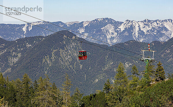 Österreich  Oberösterreich  Bad Ischl  Luftseilbahn über bewaldetes Bergtal