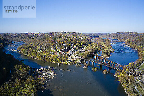 USA  West Virginia  Harpers Ferry  Luftaufnahme der Stadt am Zusammenfluss von Potomac und Shenandoah Flüssen