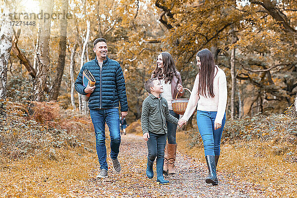 Glückliche Familie bei einem Herbstspaziergang im Cannock Chase Park
