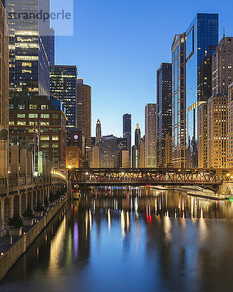 Wells Street Bridge über den Chicago River in der Abenddämmerung  Chicago  USA