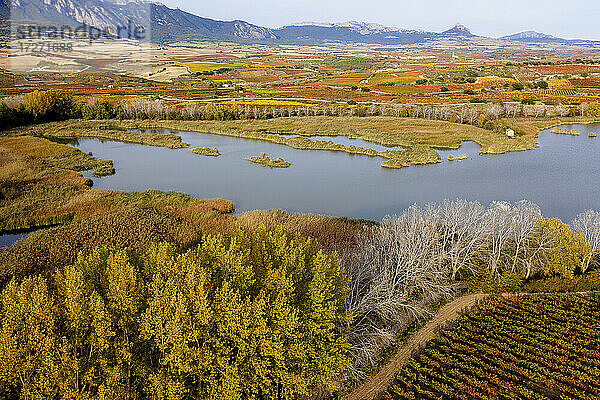 Landschaftlicher Blick auf den Fluss Ebro im Herbst