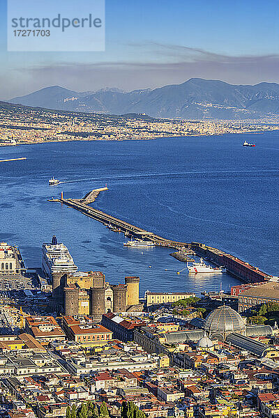 Italien  Kampanien  Neapel  Luftaufnahme des Castel Nuovo  der Galleria Umberto I und des Piers im Golf von Neapel