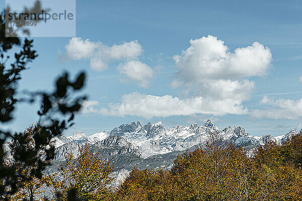 Wolken über den Gipfeln der Picos de Europa im Herbst