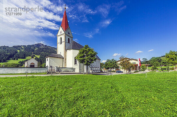 Österreich  Tirol  Schattwald  Historische Pfarrkirche Schattwald im Sommer