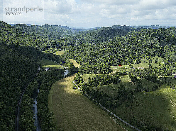 Drohnenansicht des Clinch River umgeben von bewaldeten Hügeln im Sommer