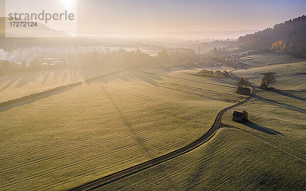 Drohne Blick auf Landschaft Felder auf nebligen Herbst Sonnenaufgang