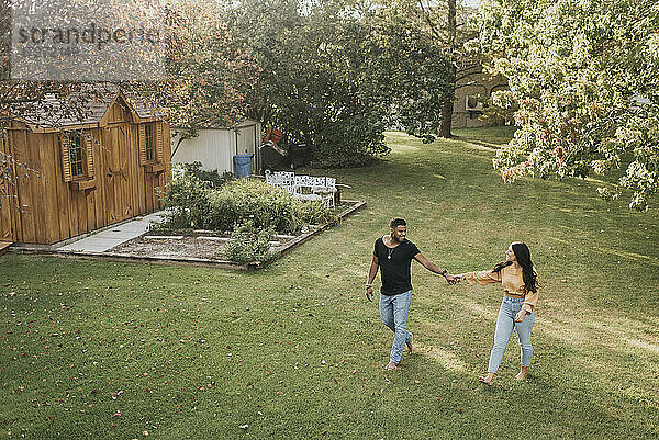 Paar hält Hand beim Spaziergang im Hinterhof