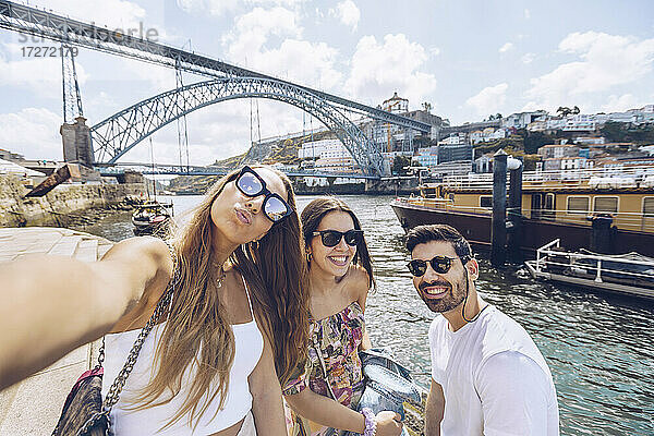 Fröhliche junge Freunde machen ein Selfie mit dem Fluss Douro in der Stadt Porto  Portugal
