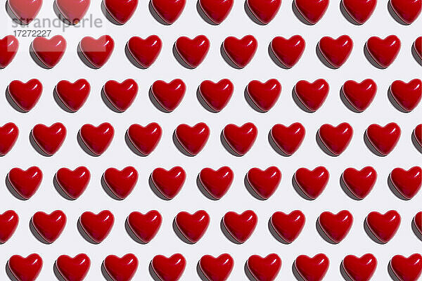 Muster aus roten Herzen auf weißem Hintergrund