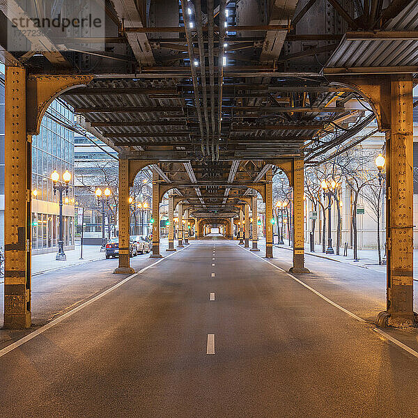 Empty North Wells Street unterhalb der Chicagoer U-Bahn  Chicago  USA