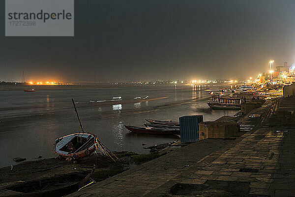 Indien  Uttar Pradesh  Varanasi  Boote entlang des Flusses Ganges bei Nacht