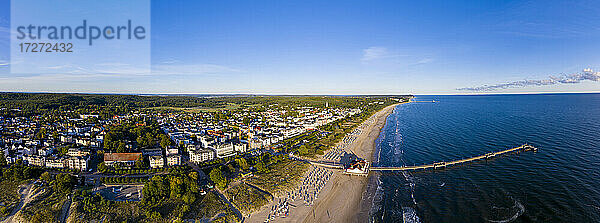 Deutschland  Mecklenburg-Vorpommern  Heringsdorf  Luftpanorama von Strand und Küstenstadt in der Morgendämmerung