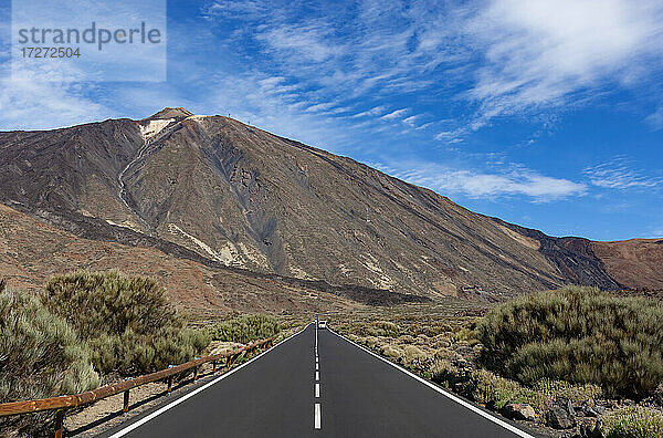 Spanien  Santa Cruz de Tenerife  Landstraße im Teide-Nationalpark mit dem Berg Teide im Hintergrund
