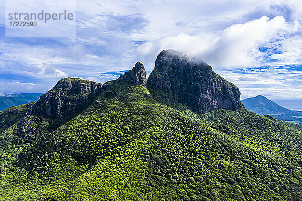 Mauritius  Black River  Blick aus dem Hubschrauber auf den Berg Rempart im Sommer