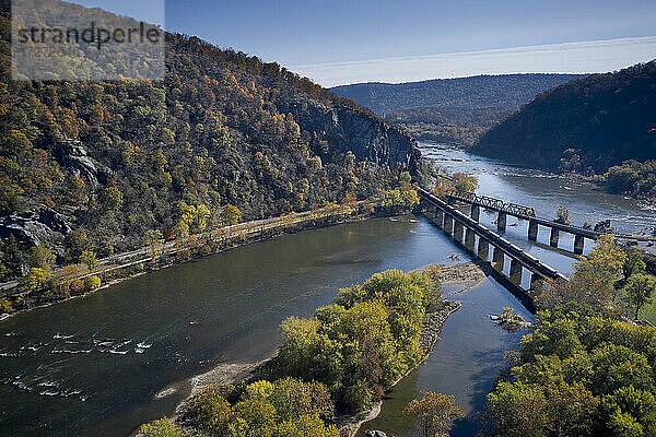 USA  West Virginia  Harpers Ferry  Luftaufnahme der Zwillingsbrücken über den Zusammenfluss von Potomac und Shenandoah Rivers