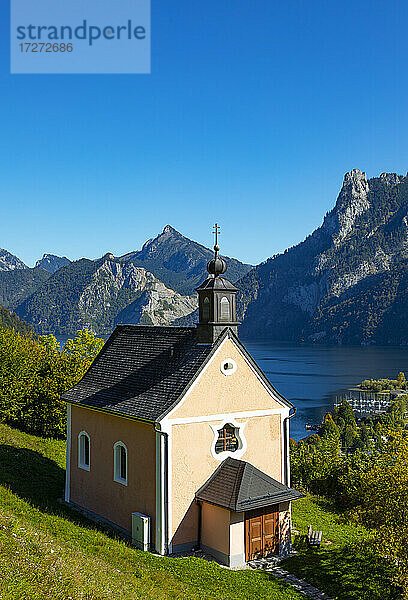 Österreich  Oberösterreich  Ebensee  Kalvarienbergkirche mit Blick auf die Alpenstadt im Sommer