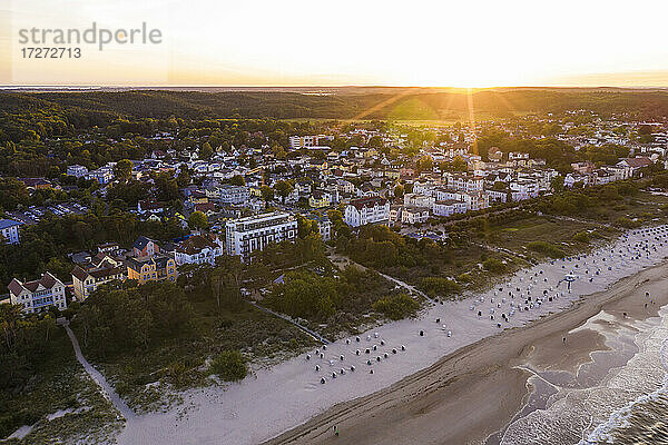 Deutschland  Mecklenburg-Vorpommern  Heringsdorf  Luftbild der Küstenstadt bei Sonnenuntergang mit klarer Horizontlinie im Hintergrund