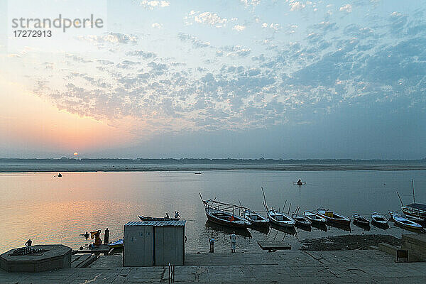 Indien  Uttar Pradesh  Varanasi  Boote vertäut am Ufer des Flusses Ganges bei Sonnenuntergang