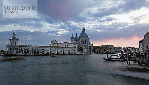 Italien  Venetien  Venedig  Wolken über Kanal vor Santa Maria della Salute in der Abenddämmerung