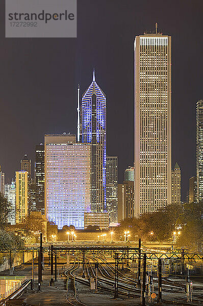 Beleuchtete Wolkenkratzer vom Grant Park aus gesehen  Chicago  USA