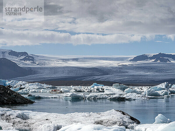 Eisberge  die im See Jokulsarlon an der Spitze des Breidamerkurjokull-Gletschers schwimmen