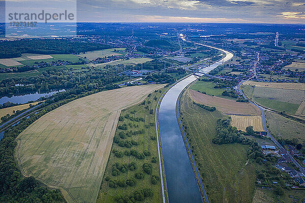 Belgien  Provinz Hennegau  Luftaufnahme des Canal du Centre in der Abenddämmerung