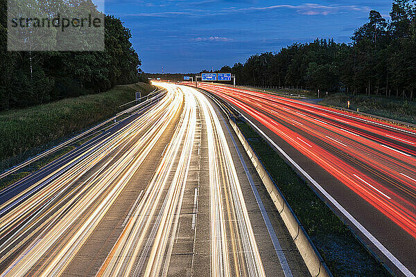 Deutschland  Baden-Württemberg  Stuttgart  Fahrzeug-Lichtspuren auf der Bundesautobahn 8 in der Abenddämmerung