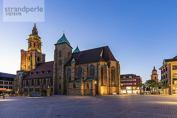Deutschland  Baden-Württemberg  Heilbronn  Leerer Platz vor der St. Kilianskirche in der Abenddämmerung
