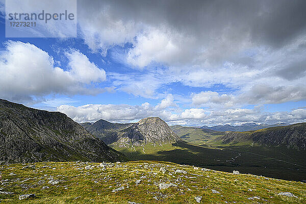 Wolken über dem Gipfel des Stob Dearg im Glen Etive