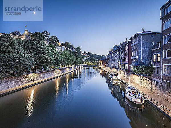 Belgien  Provinz Namur  Namur  Motorboote entlang des Stadtkanals in der Abenddämmerung