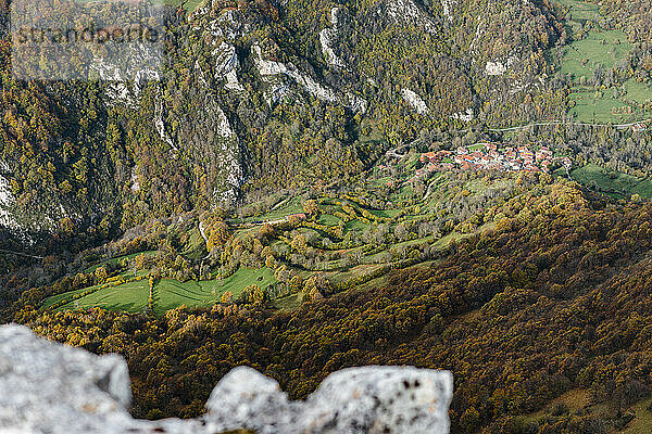Spanien  Asturien  Kleines Dorf in den Picos de Europa im Herbst
