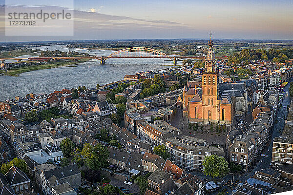Niederlande  Gelderland  Nimwegen  Luftaufnahme der St.-Stephens-Kirche und umliegender Gebäude in der Abenddämmerung