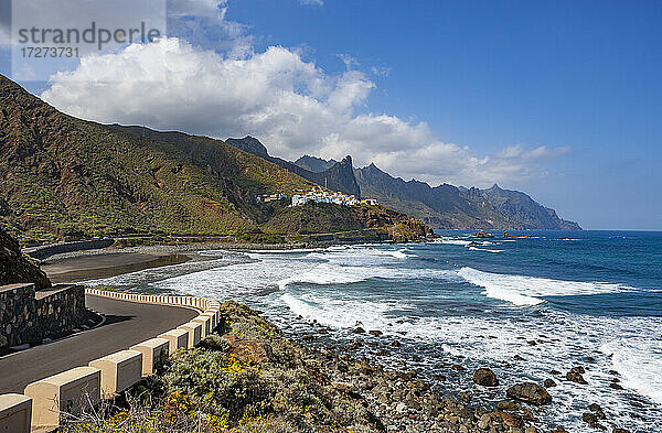Spanien  Provinz Santa Cruz de Tenerife  Almaciga  Landstraße entlang der zerklüfteten Küste der Insel Teneriffa