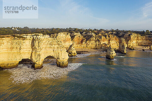 Portugal  Bezirk Faro  Drohnenansicht der Klippen von Praia da Marinha in der Morgendämmerung