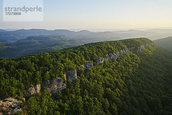 Luftaufnahme einer bewaldeten Klippe in den Appalachen bei Sonnenaufgang