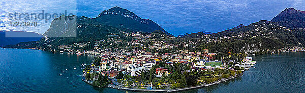 Italien  Provinz Como  Menaggio  Blick aus dem Hubschrauber auf die Stadt am Ufer des Comer Sees in der Morgendämmerung