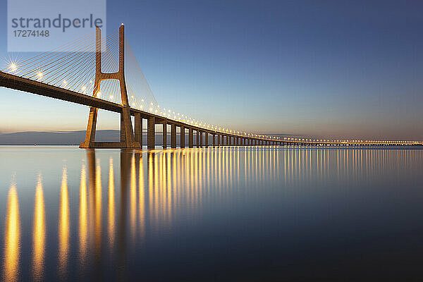 Portugal  Bezirk Lissabon  Lissabon  Vasco-da-Gama-Brücke in der Abenddämmerung