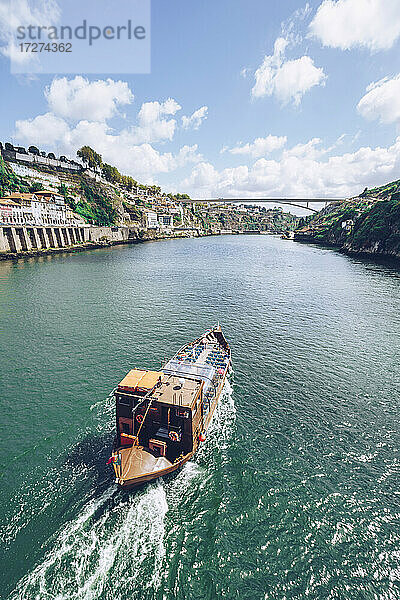 Boot auf dem Douro-Fluss gegen den Himmel  Porto  Portugal
