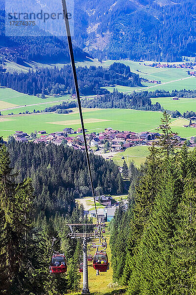 Österreich  Tirol  Gran  Skilift im Tannheimer Tal mit Dorf im Hintergrund