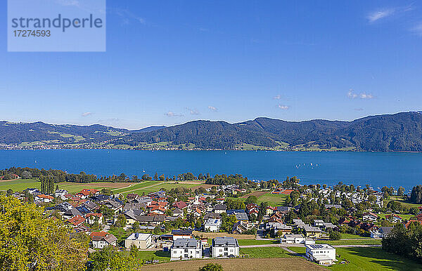 Drohnenansicht einer Stadt am See und Berge gegen blauen Himmel an einem sonnigen Tag  Attersee  Salzkammergut  Österreich