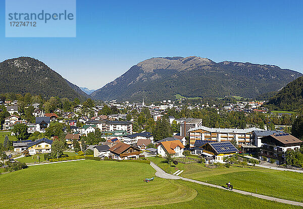 Stadtbild von Bad Ischl mit Hohe Schrott an einem sonnigen Tag  Salzkammergut  Oberösterreich  Österreich