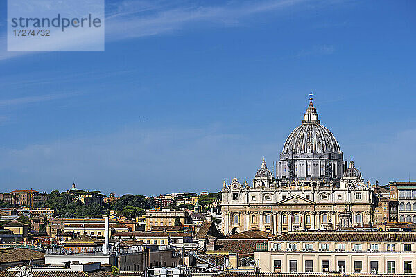 Der Petersdom in der Vatikanstadt vor blauem Himmel an einem sonnigen Tag