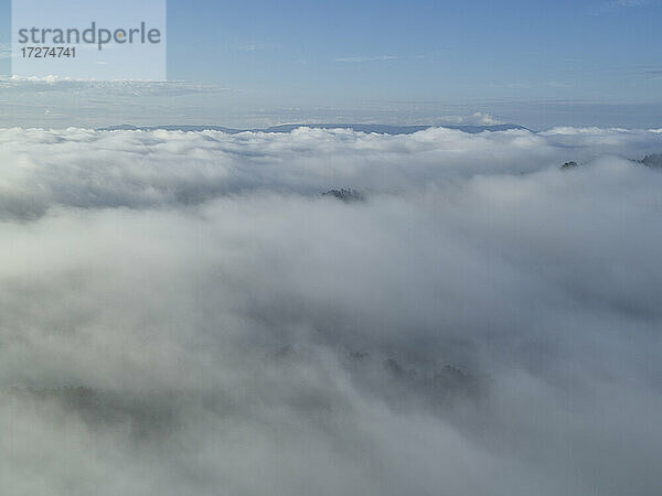 Luftaufnahme einer von tief hängenden Wolken verhüllten Landschaft