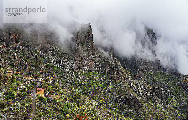 Spanien  Provinz Santa Cruz de Tenerife  Masca  Tief hängende Wolken über einem abgelegenen Dorf im Macizo de Teno-Gebirge